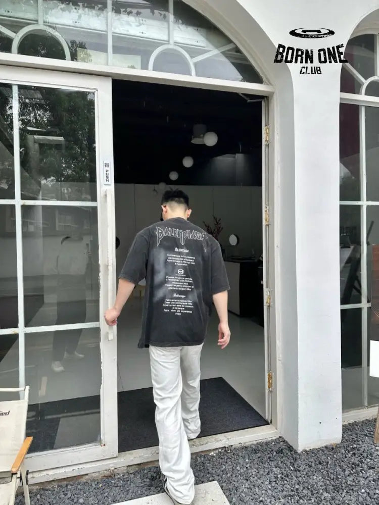 Balenciaga Distressed Logo T-Shirt in Black Camiseta T-shirt