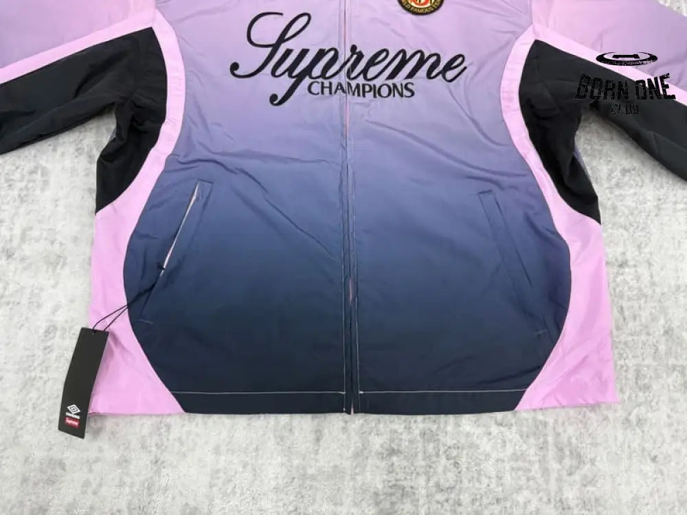 Conjunto Supreme x Umbro Gradient Track Pink