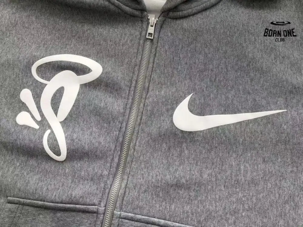 Conjunto Syna World x Nike Solo Swoosh Fleece Full-Zip Grey