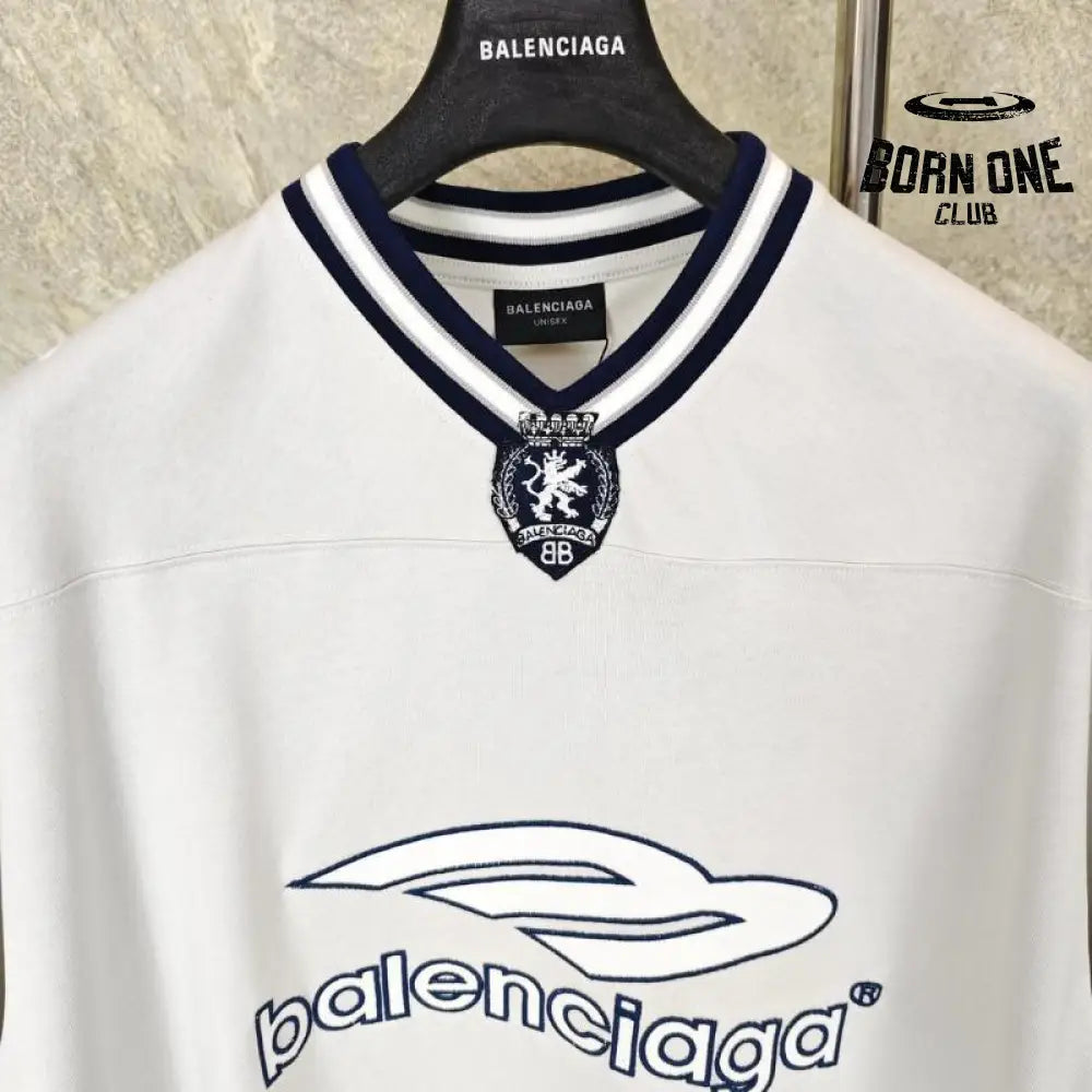 Camiseta Balenciaga Football V-neck Oversized Cinza