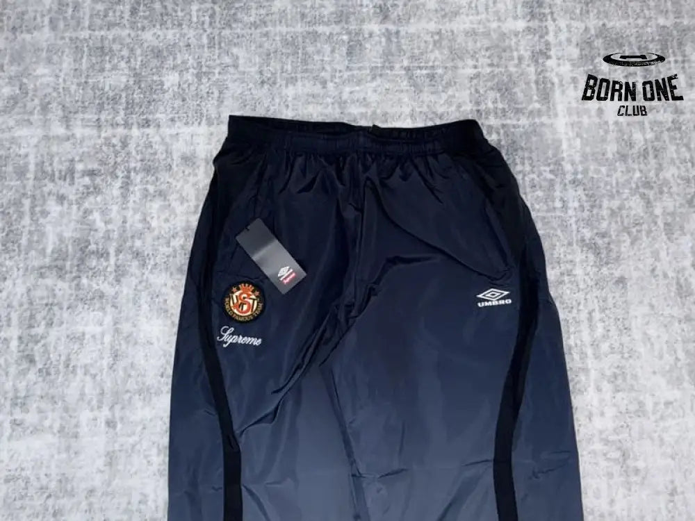 Conjunto Supreme x Umbro Gradient Track Black