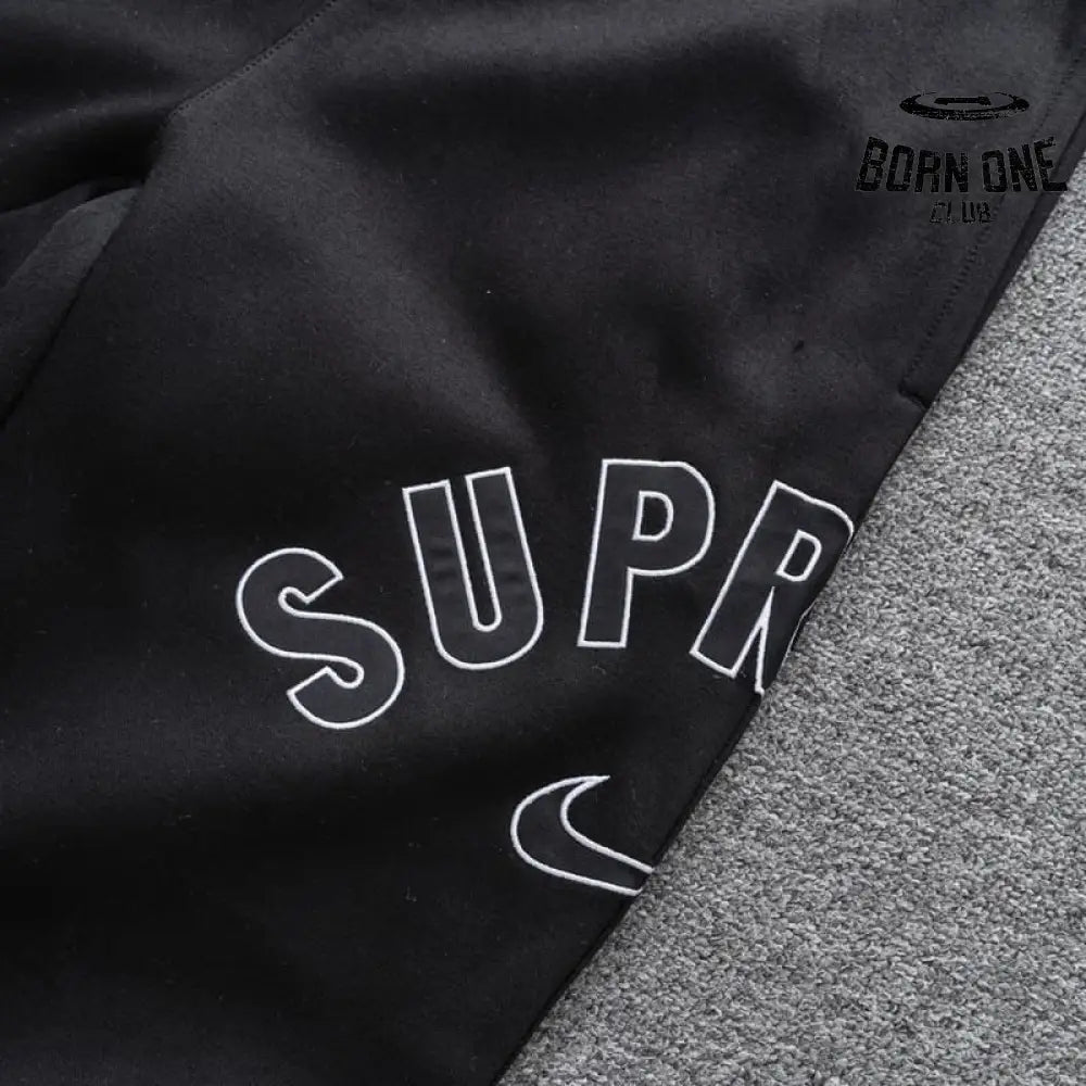 Calça Supreme x Nike Arc