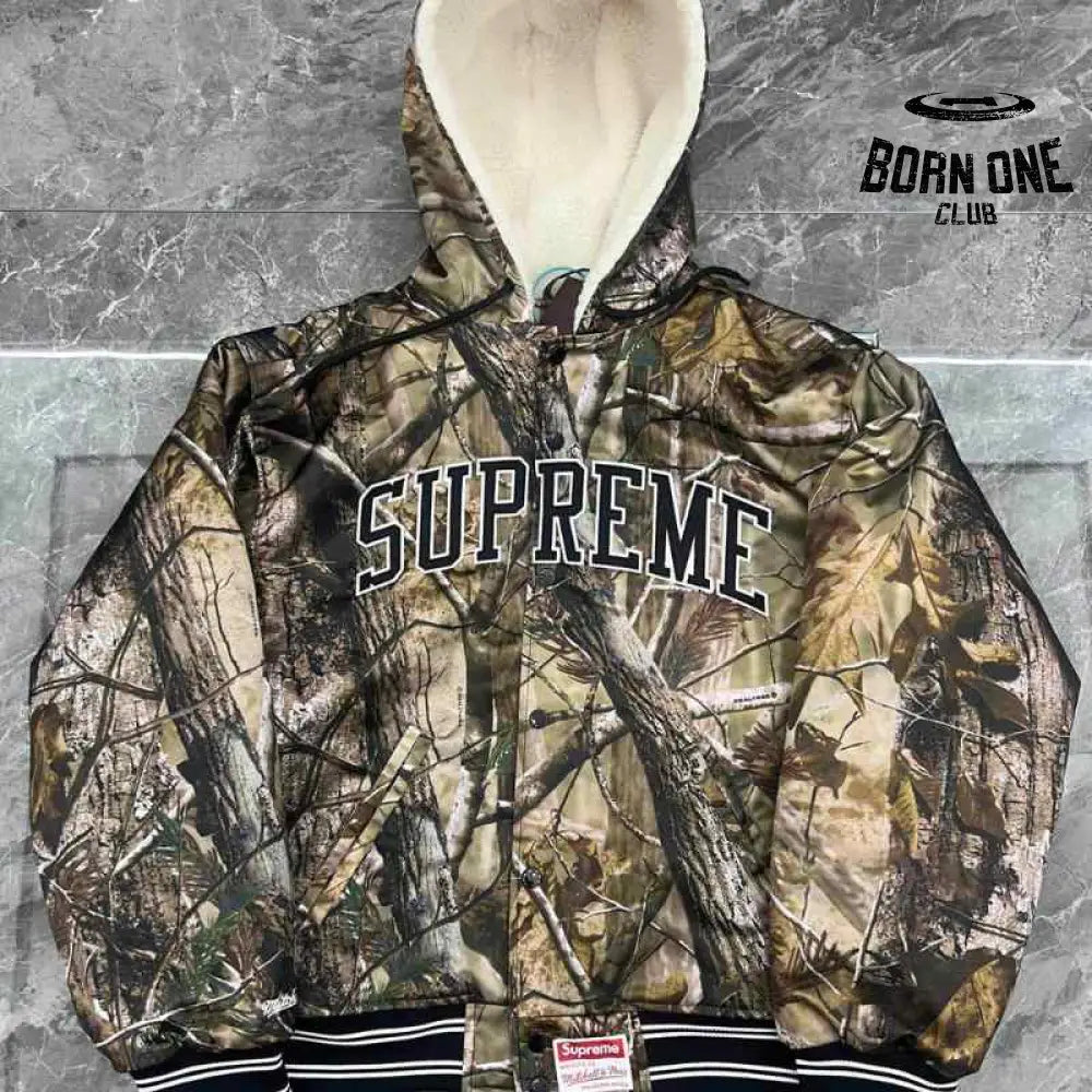 Jaqueta Supreme x Mitchell & Ness Varsity Satin AP Camo