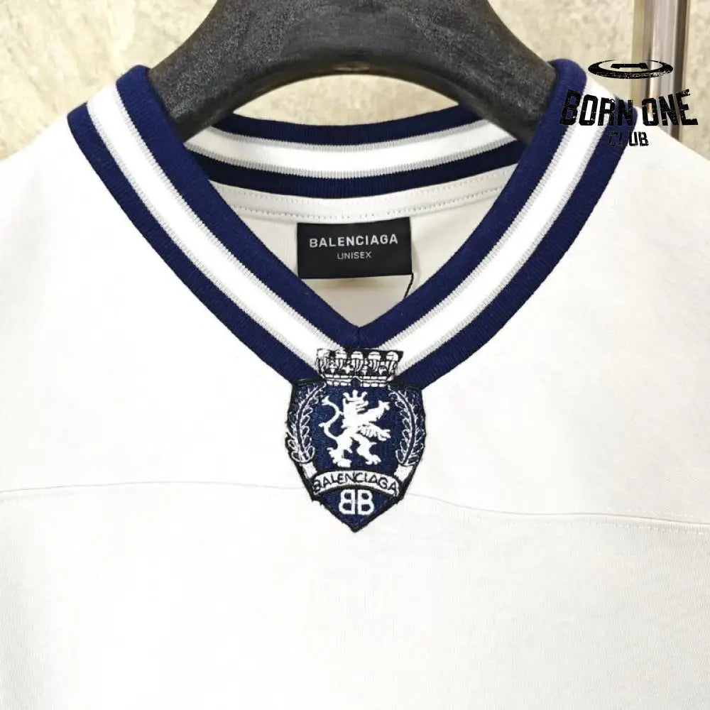 Camiseta Balenciaga Football V-neck Oversized Cinza
