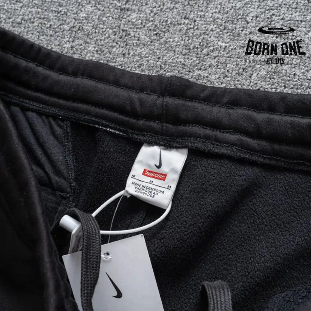 Calça Supreme x Nike Arc