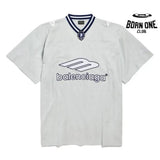 Camiseta Balenciaga Football V-neck Oversized Cinza