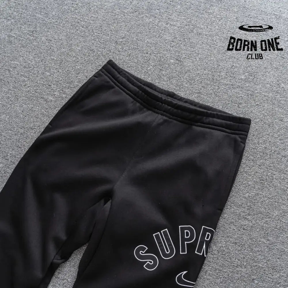 Calça Supreme x Nike Arc