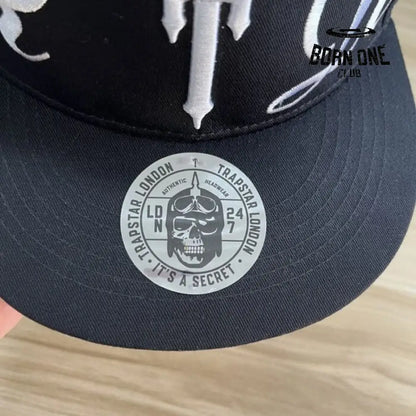 Cap Trapstar Script Fitted Boné
