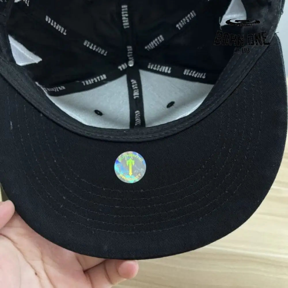 Cap Trapstar Script Fitted Boné