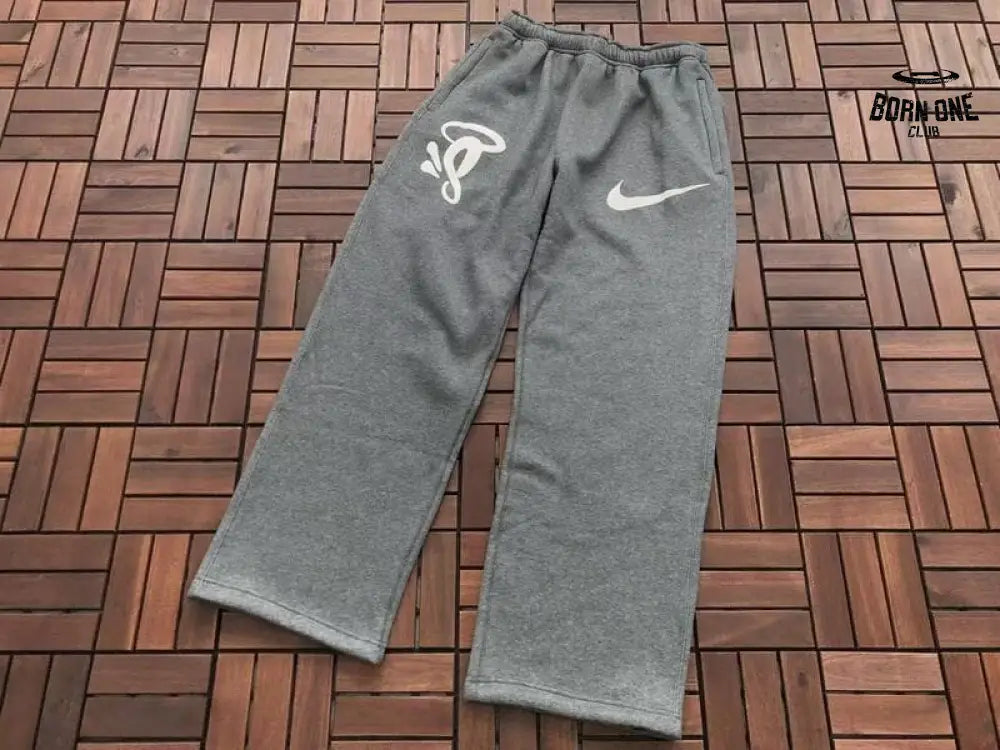 Calça Syna World x Nike Solo Swoosh Fleece Grey